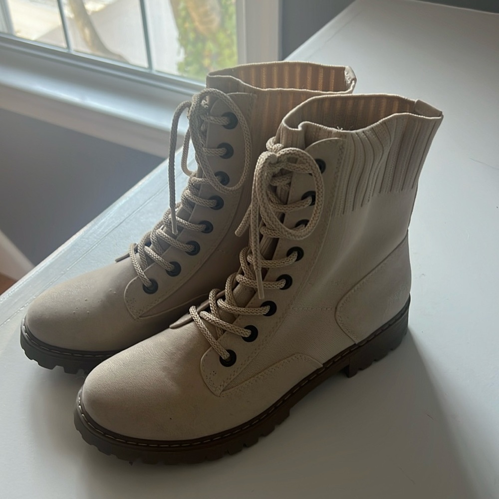 Blowfish Lace-Up Boots. Off White/Beige. Size 10.